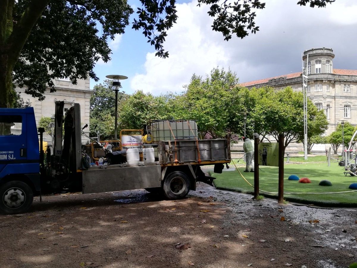 Procedimiento de desinfección en un parque infantil de Pontevedra