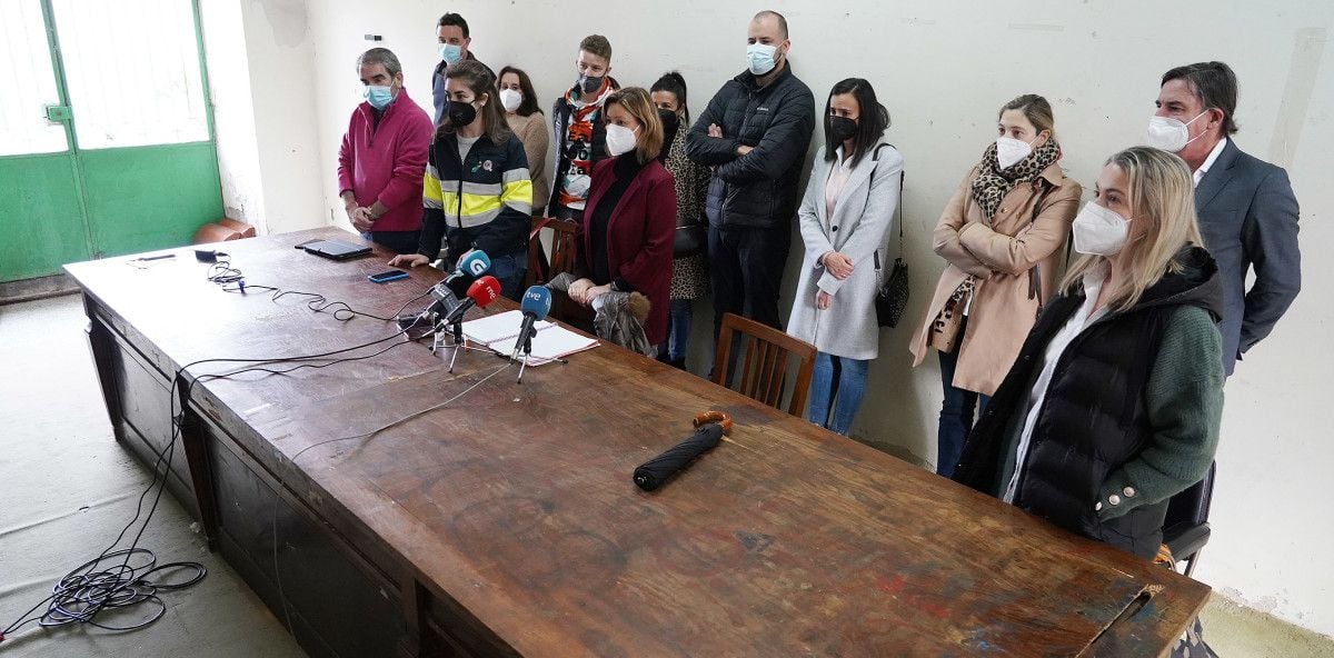 Ana Cedeira, presidenta del comité de empresa de las oficinas de Ence, con representantes de la Cámara de Comercio y Plataforma Pro Industria