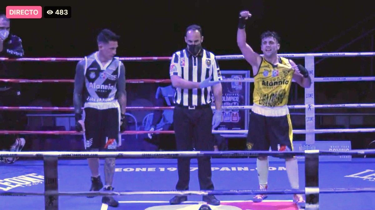 Aarón González (derecha) en la retransmisión de la Liga Alania Resorts de boxeo