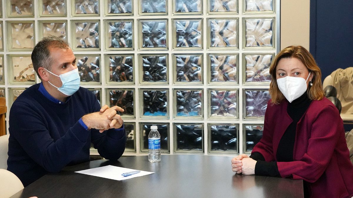 El presidente del PP de Pontevedra, Rafa Domínguez, reunido con Ana Cedeira, presidenta del comité de oficinas centrales de Ence