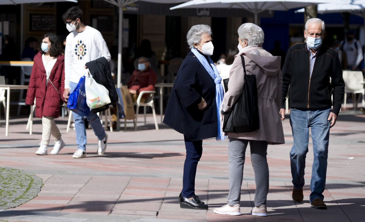 Gente paseando con mascarillas en Pontevedra