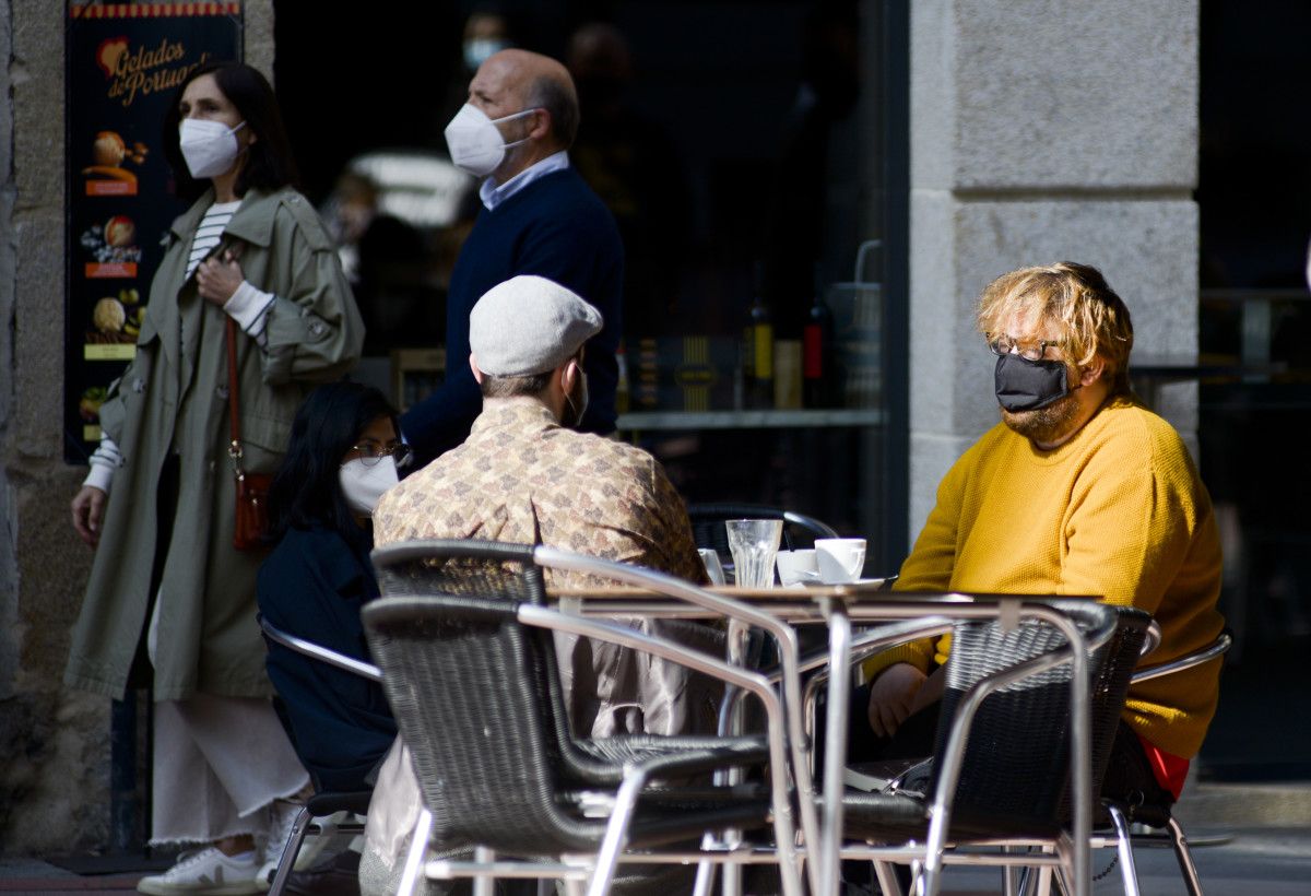 Gente paseando con mascarillas y en las terrazas de Pontevedra