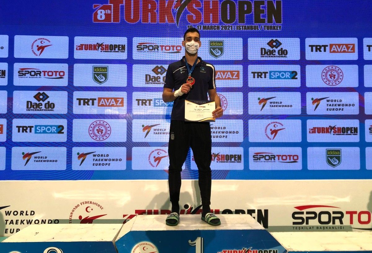 Iván García en el podio del Open de Turquía de taekwondo