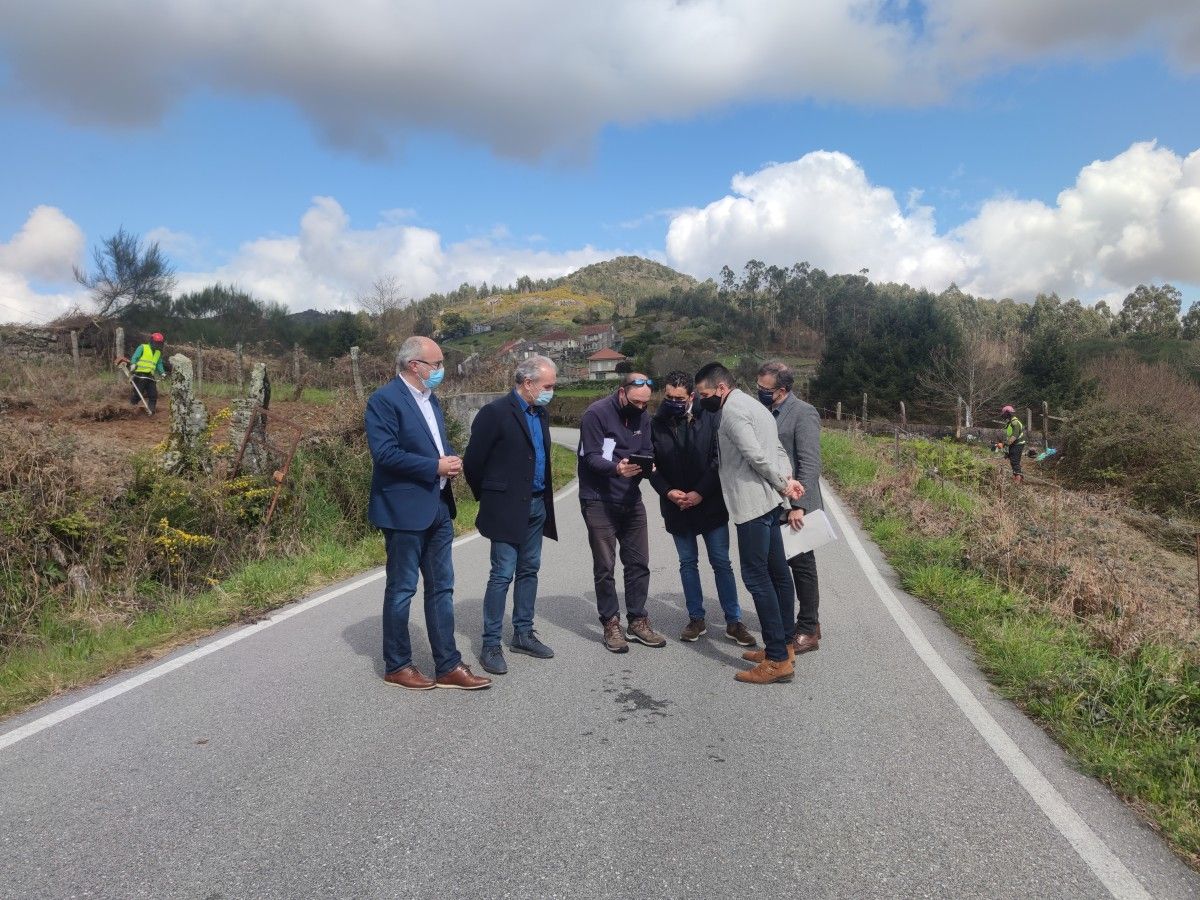 Andrés Díaz y Luis López visitan el inicio de las tareas de limpieza en Barbudo