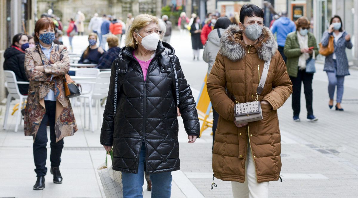 Gente paseando con mascarillas en Pontevedra