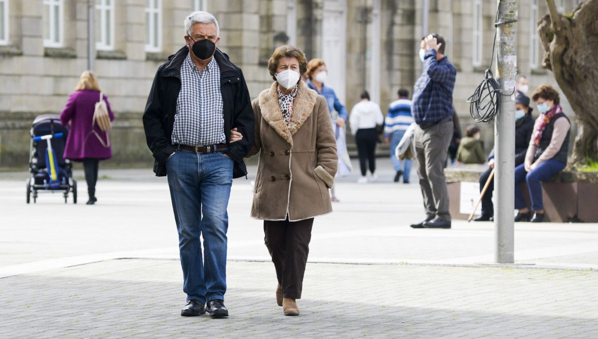 Gente paseando con mascarillas en Pontevedra