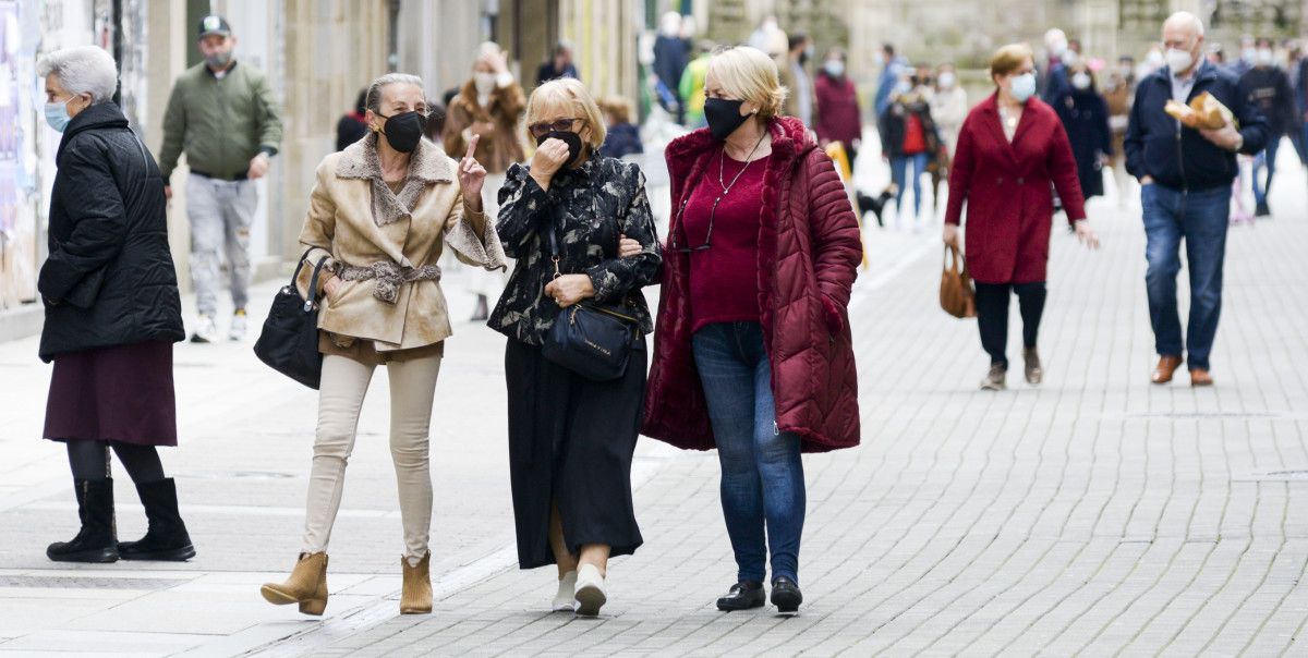 Gente paseando con mascarillas en Pontevedra