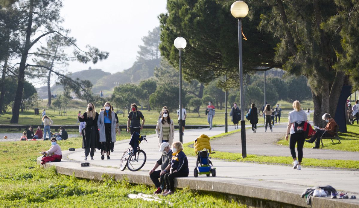 Gente disfrutando de un día soleado en Lourido