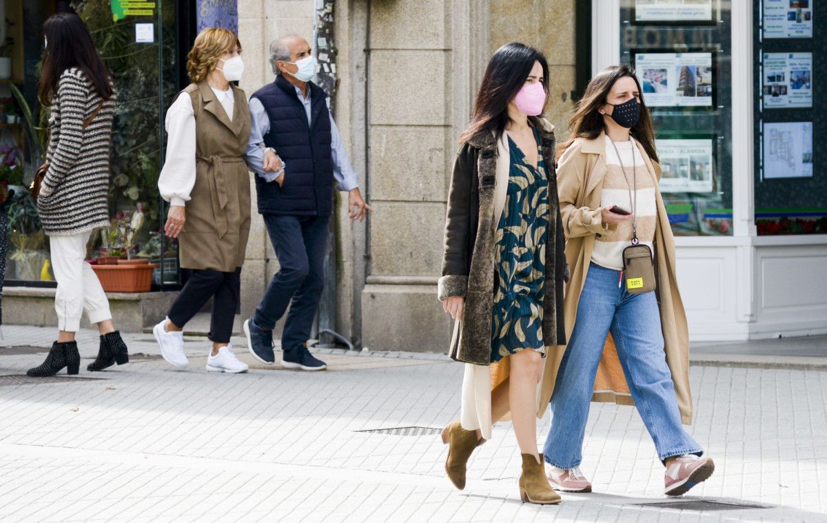 Gente paseando con mascarillas en Pontevedra