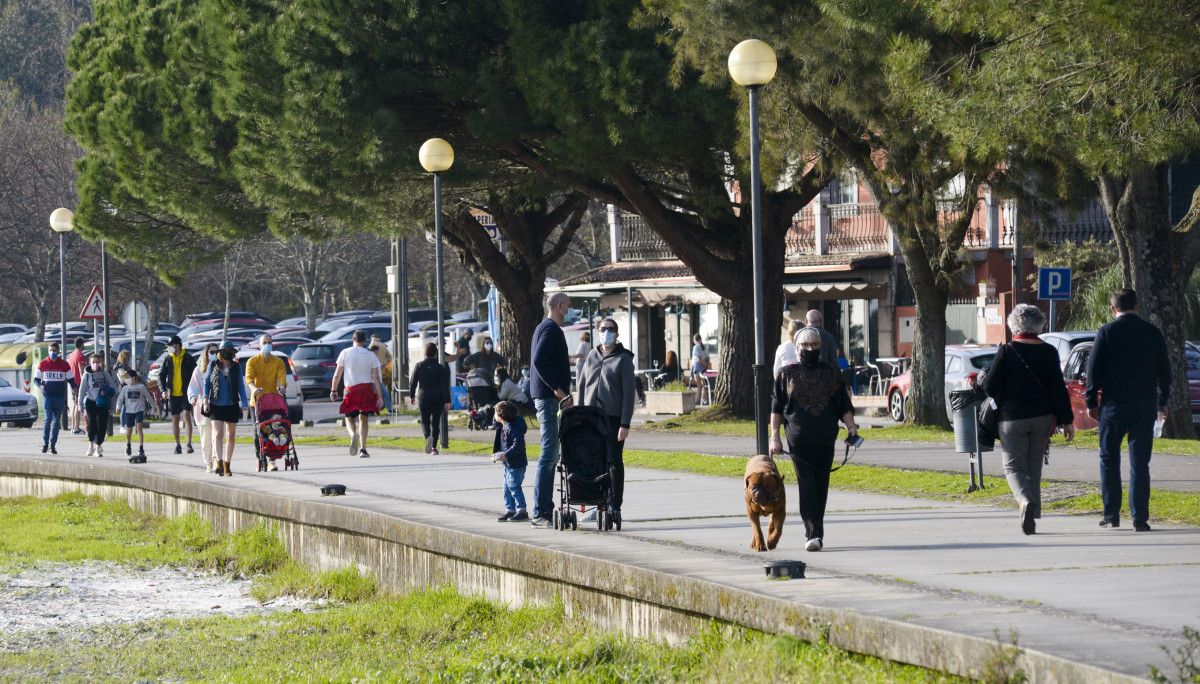 Gente paseando con buen tiempo en Lourido