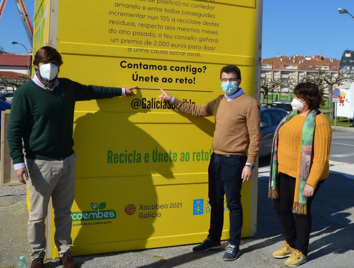 El concejal de Medio Ambiente de Sanxenxo, Juan Deza, con representantes de Ecoembes