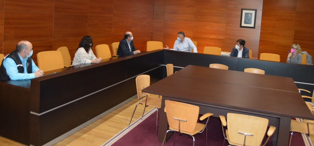 Reunión de representantes del gobierno local de Sanxenxo con integrantes del CETS