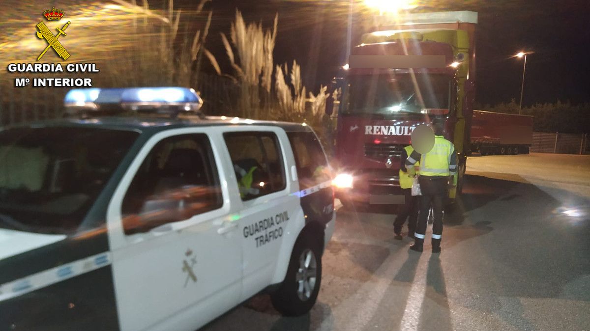 Control de la Guardia Civil sobre el camionero interceptado