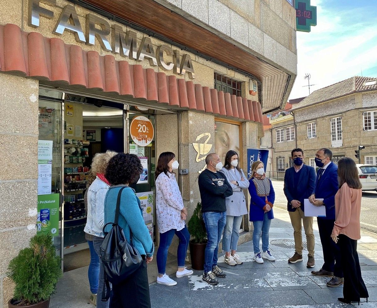 El conselleiro de Sanidade y la presidenta del Colegio de farmacéuticos visitan una farmacia en Cambados