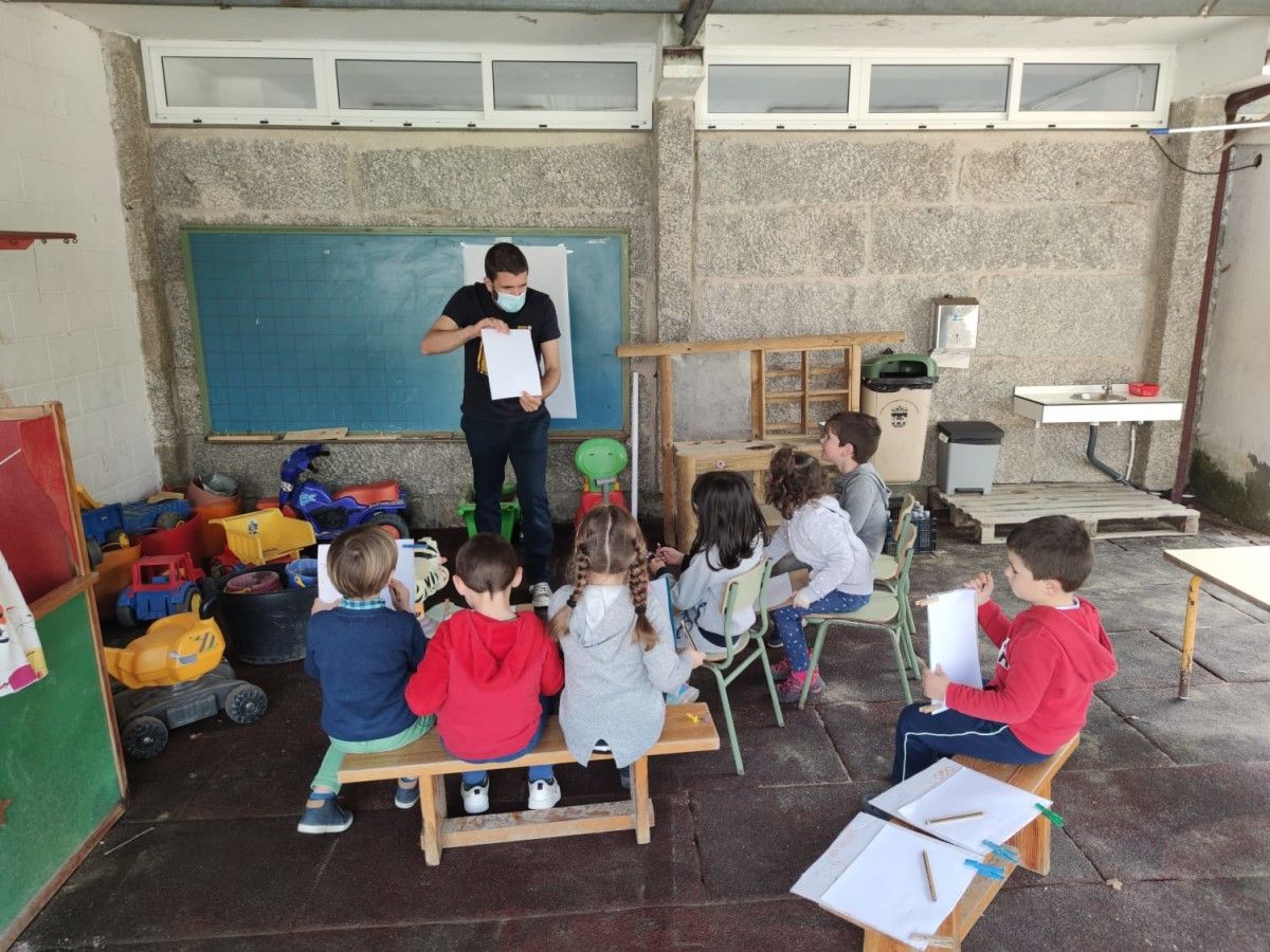 Sesión de cuentacuentos en la escuela de Verducido