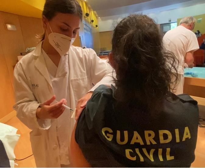 Una agente de la Guardia Civil recibiendo la vacuna