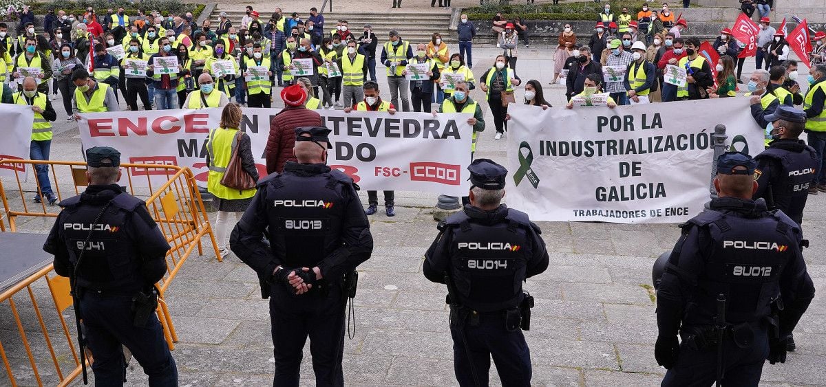 Concentración de trabajadores de Ence frente a la Deputación