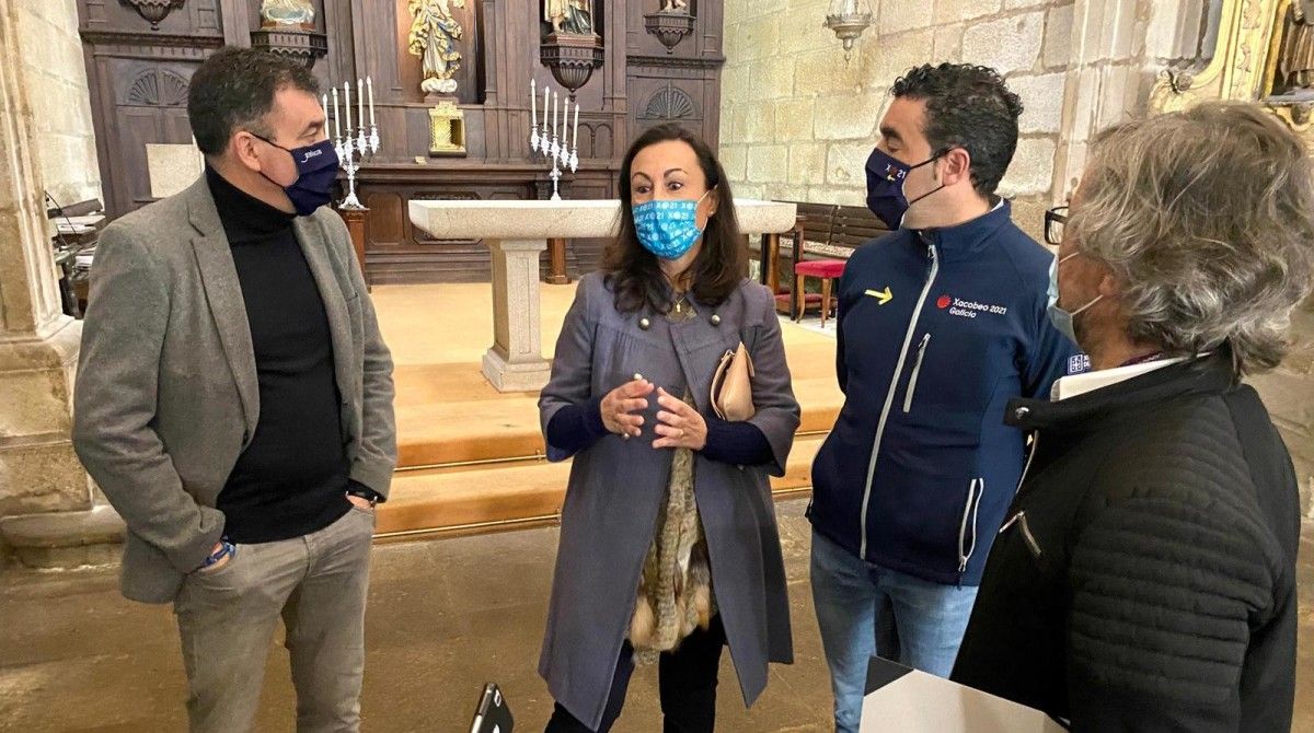 El conselleiro Román Rodríguez junto a la alcaldesa de Marín, María ramallo