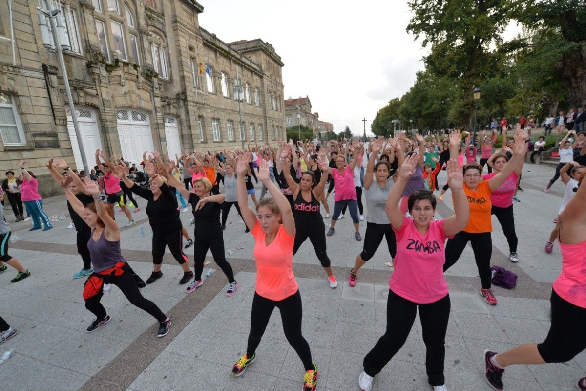 Clase solidaria de zumba en la Avenida Montero Ríos