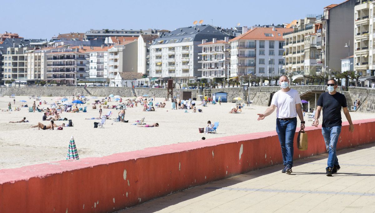 Personas paseando por Sanxenxo