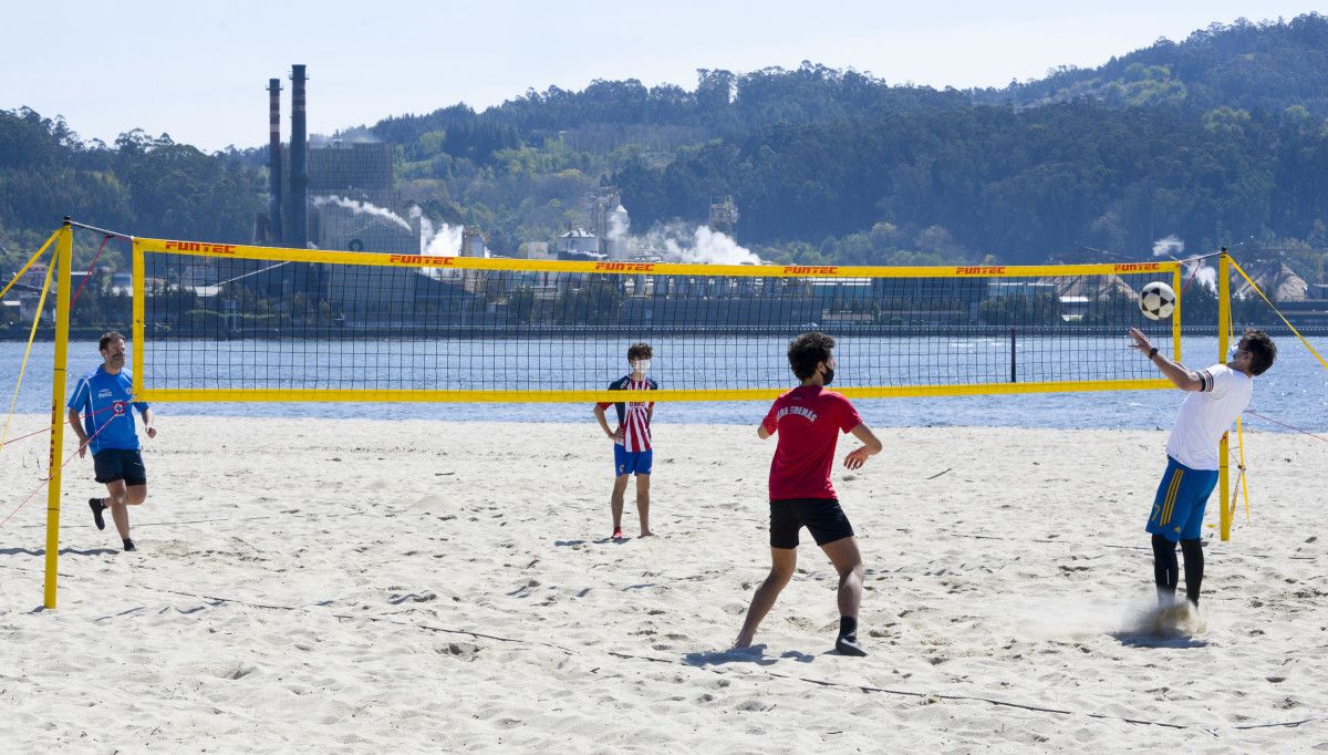 Un grupo de personas jugando al voleibol en la playa