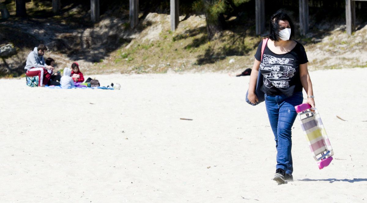 Personas paseando por Lourido, en Poio