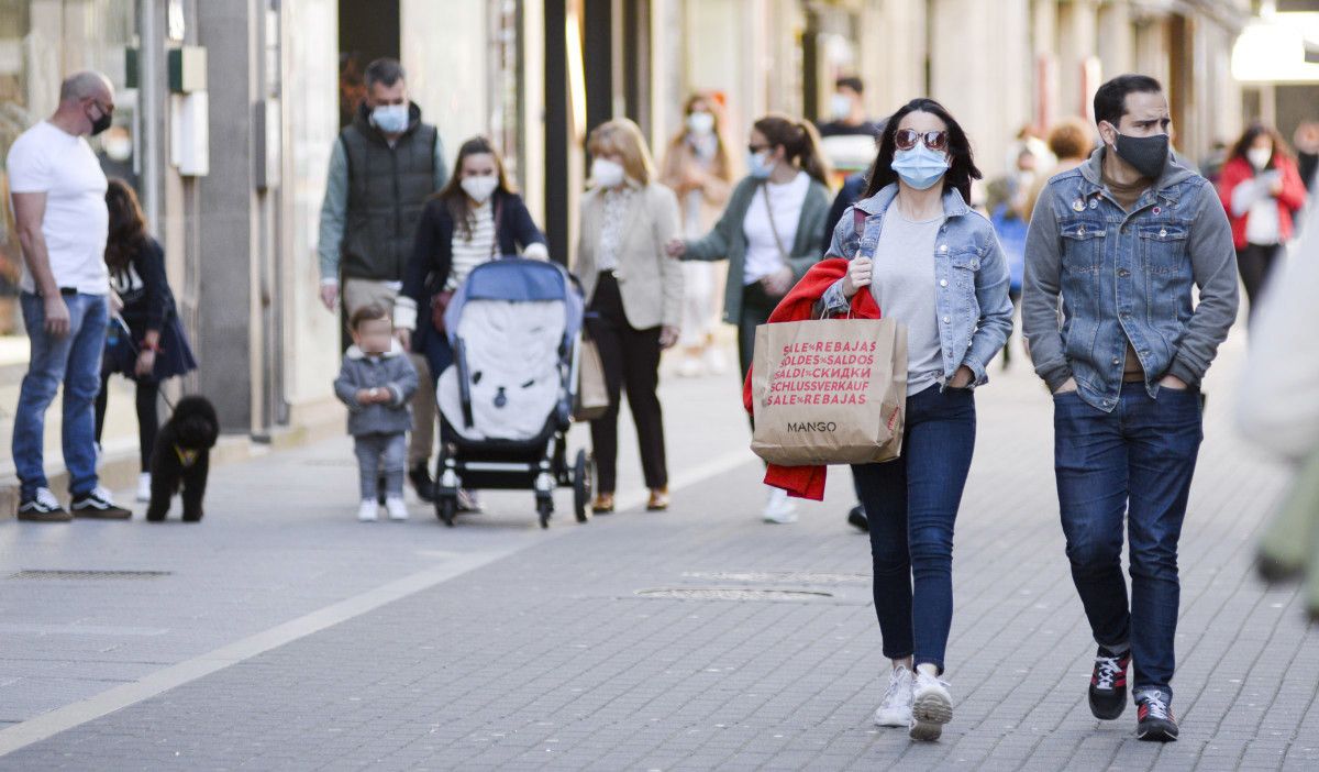 Gente paseando con mascarillas en Pontevedra