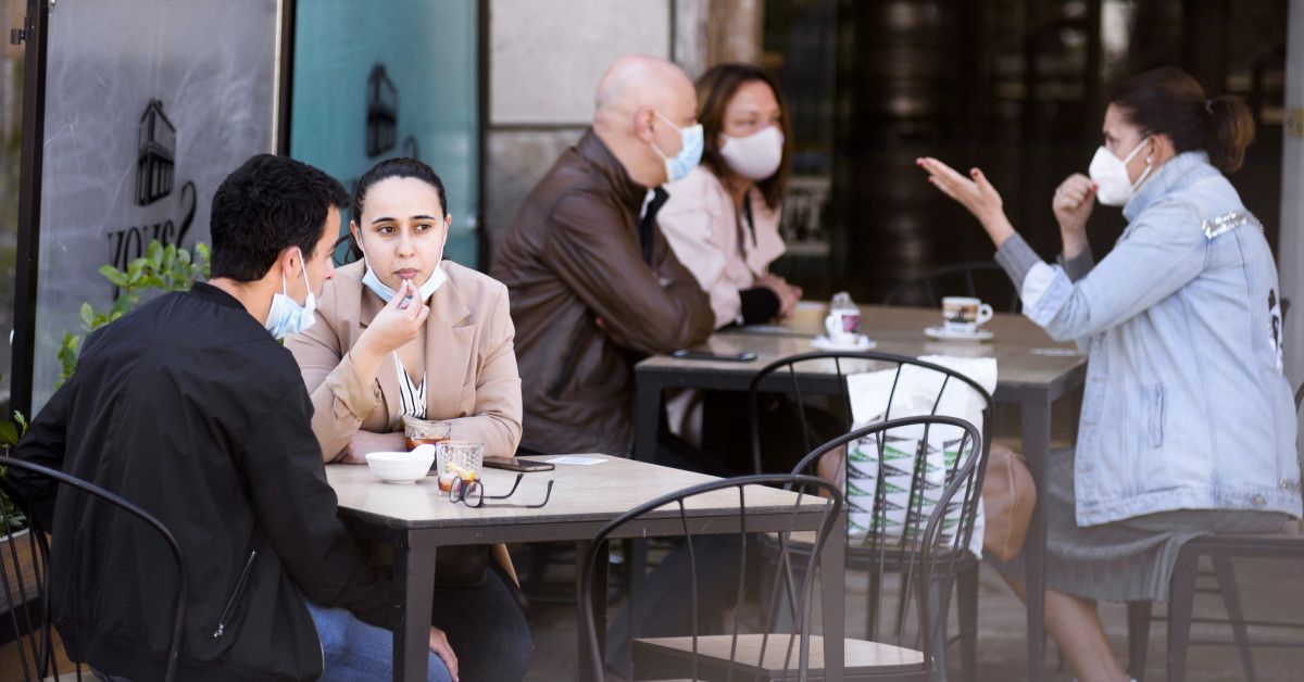 Gente consumiendo en las terrazas de la hostelería