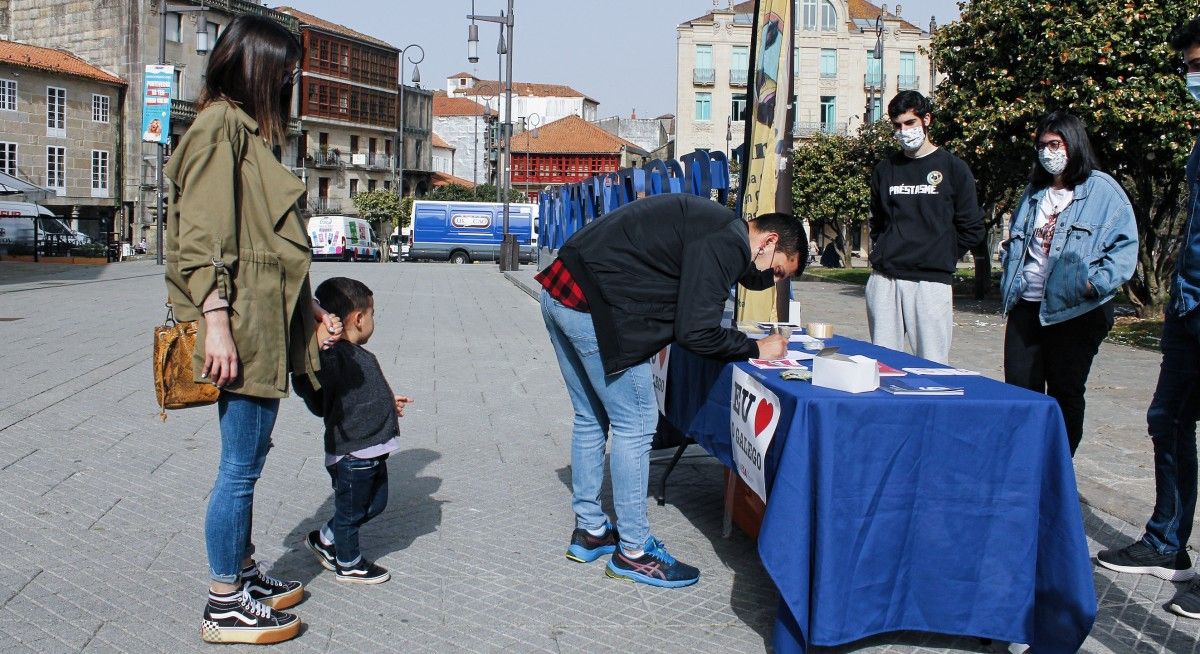 Mesa de recogida de firmas en la Plaza de Ourense, Pontevedra