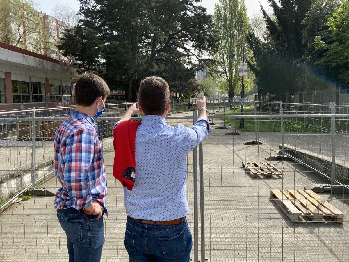 Los concelleiros del PP Pablo Fernández y Guille Juncal en la zona acordonada del paseo del Gafos en Campolongo