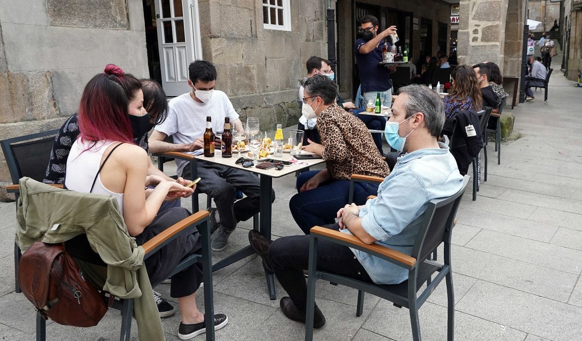 Clientes en las terrazas de la hostelería de Pontevedra con mascarilla