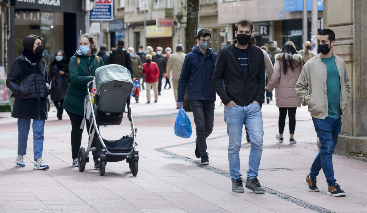 Gente paseando con mascarillas en Pontevedra