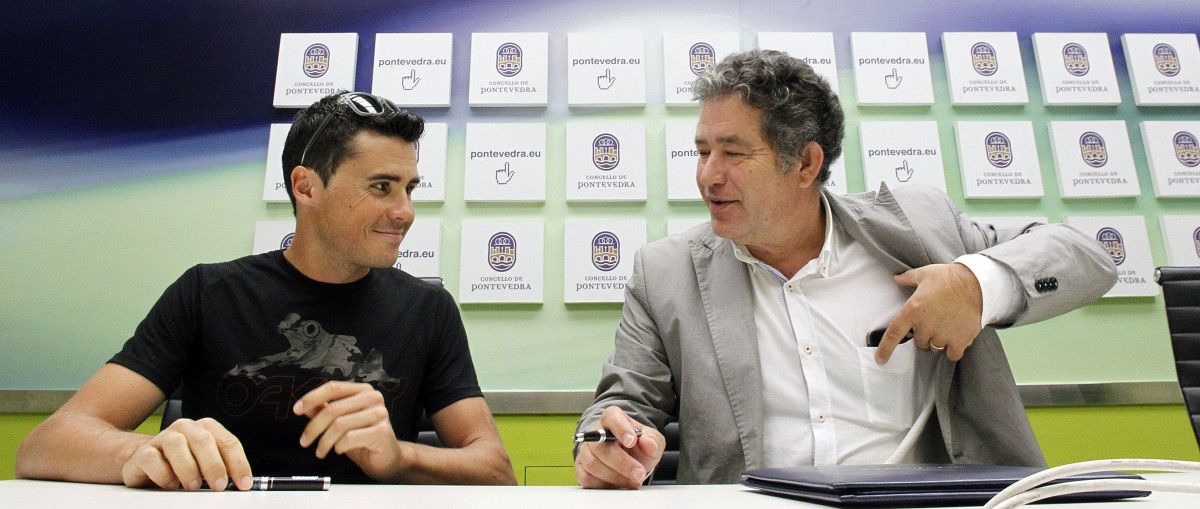 Firma del contrato de patrocinio entre Javi Gómez Noya y el Concello de Pontevedra