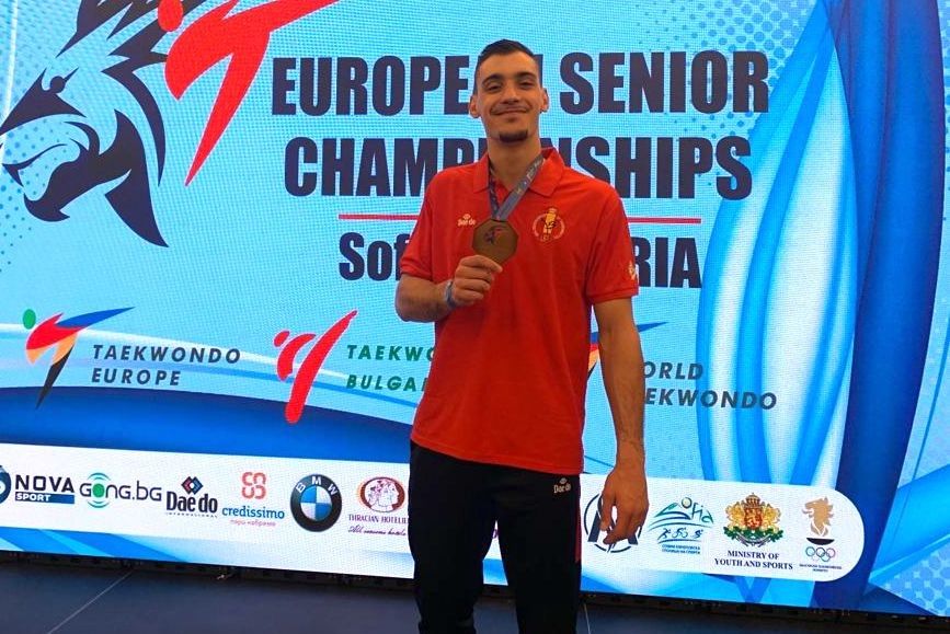 Iván García con la medalla de bronce en el Campeonato de Europa Sénior de Sofía