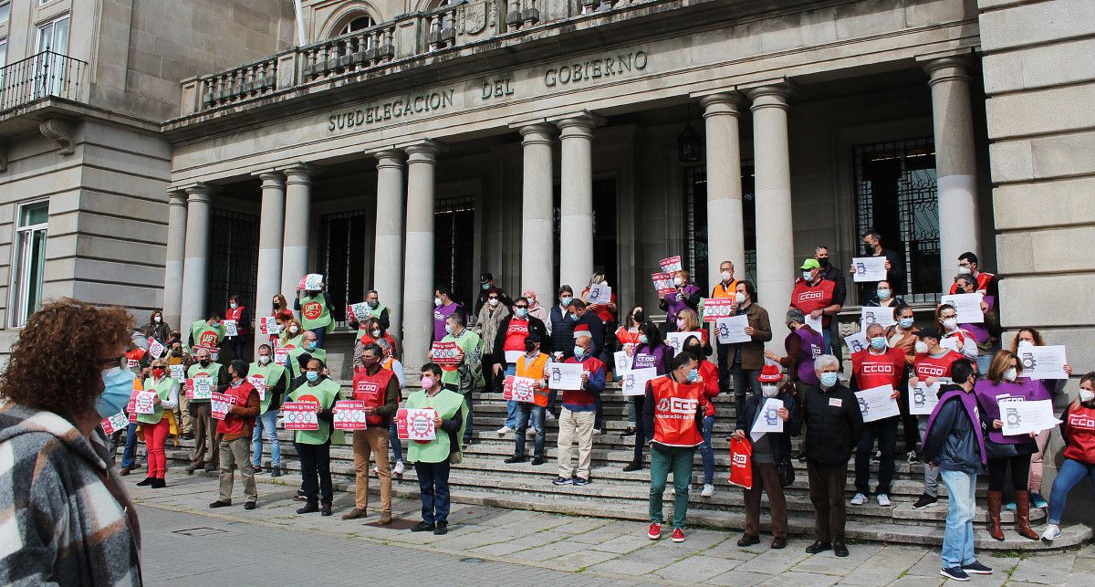 Mobilización de CCOO e UGT diante da Subdelegación do Goberno en Pontevedra