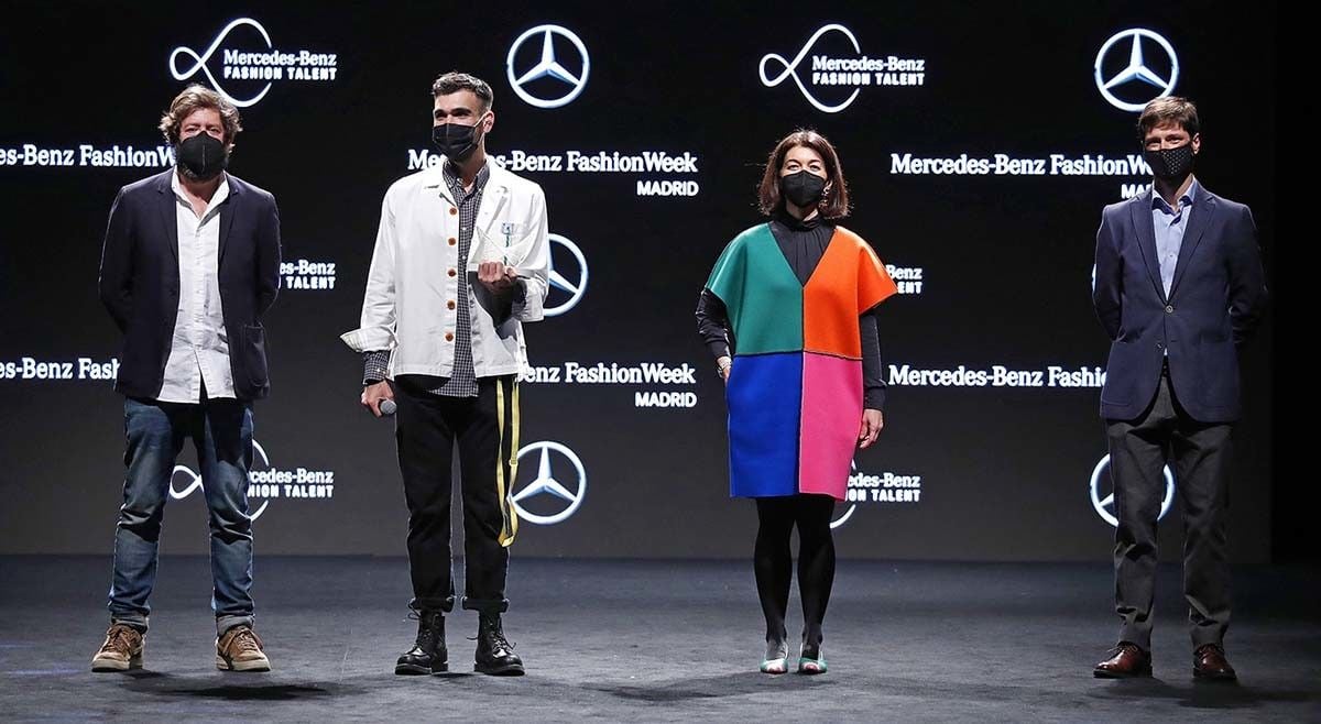 Gabriel Nogueiras (segundo por la izquierda), recibiendo su premio en la Fashion Week Madrid