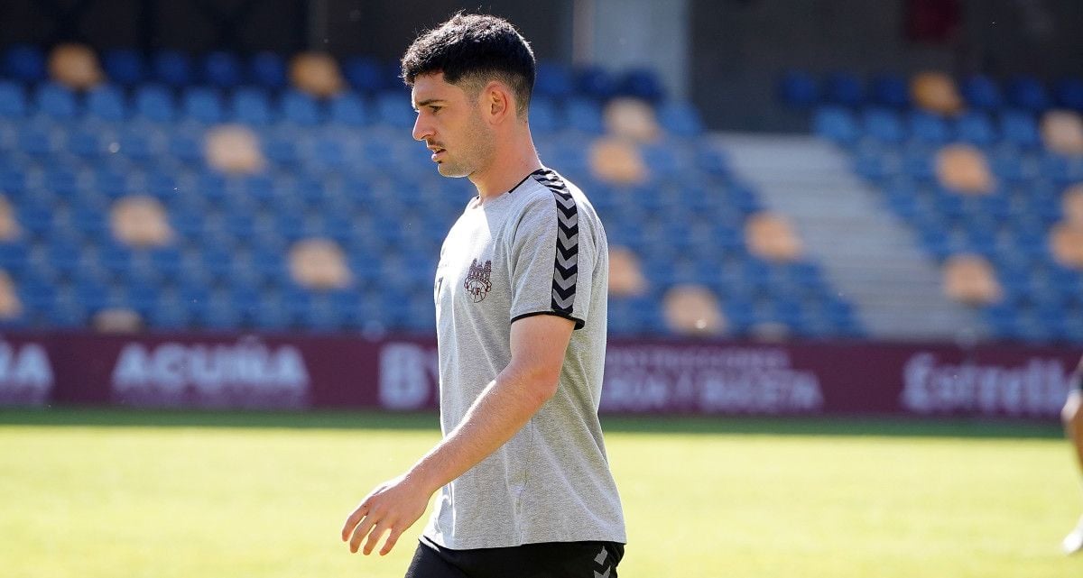 Oier Calvillo, en un entrenamiento del Pontevedra CF en Pasarón