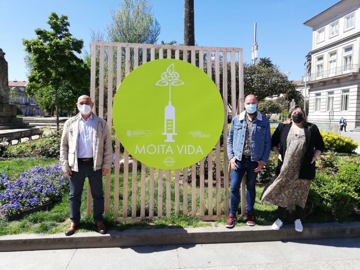 El concejal del área de Salud, el responsable de Desarrollo Sostenible y Medio Natural y la concejala de Promoción Económica y Turismo delante del panel instalado en la plaza de España