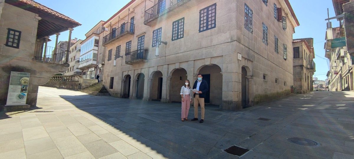 Pepa Pardo y Jorge Cubela ante el Museo de Pontevedra