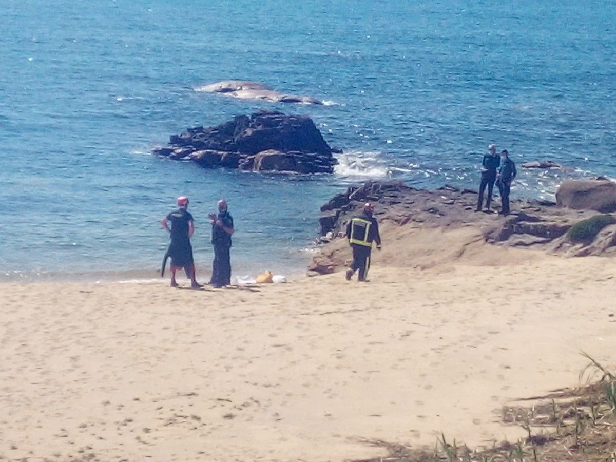 Rescate dun pescador falecido na praia de Lapa