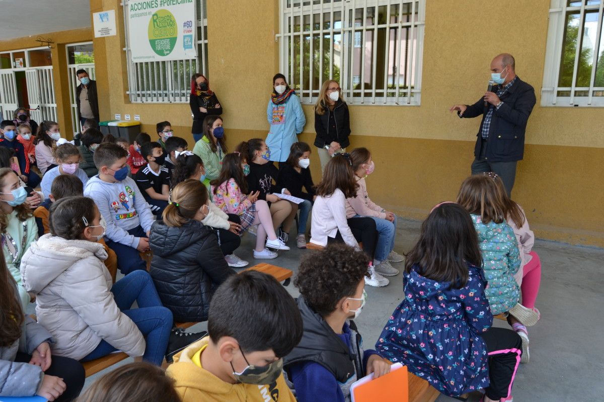 Félix Juncal participa en un pleno escolar en el colegio Montemogos