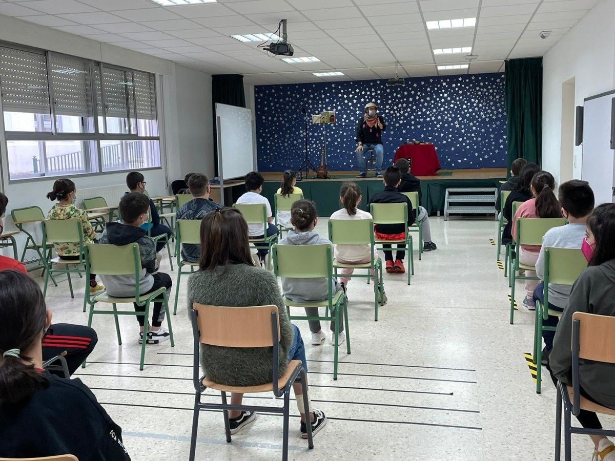 La compañía Caxoto representa 'Xeliña fala galego' en el colegio Magaláns