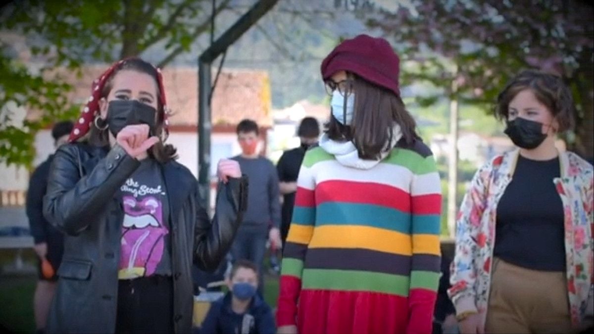 Participantes en el vídeo 'Canto sei!', del CEIP Do Carballal de Marín