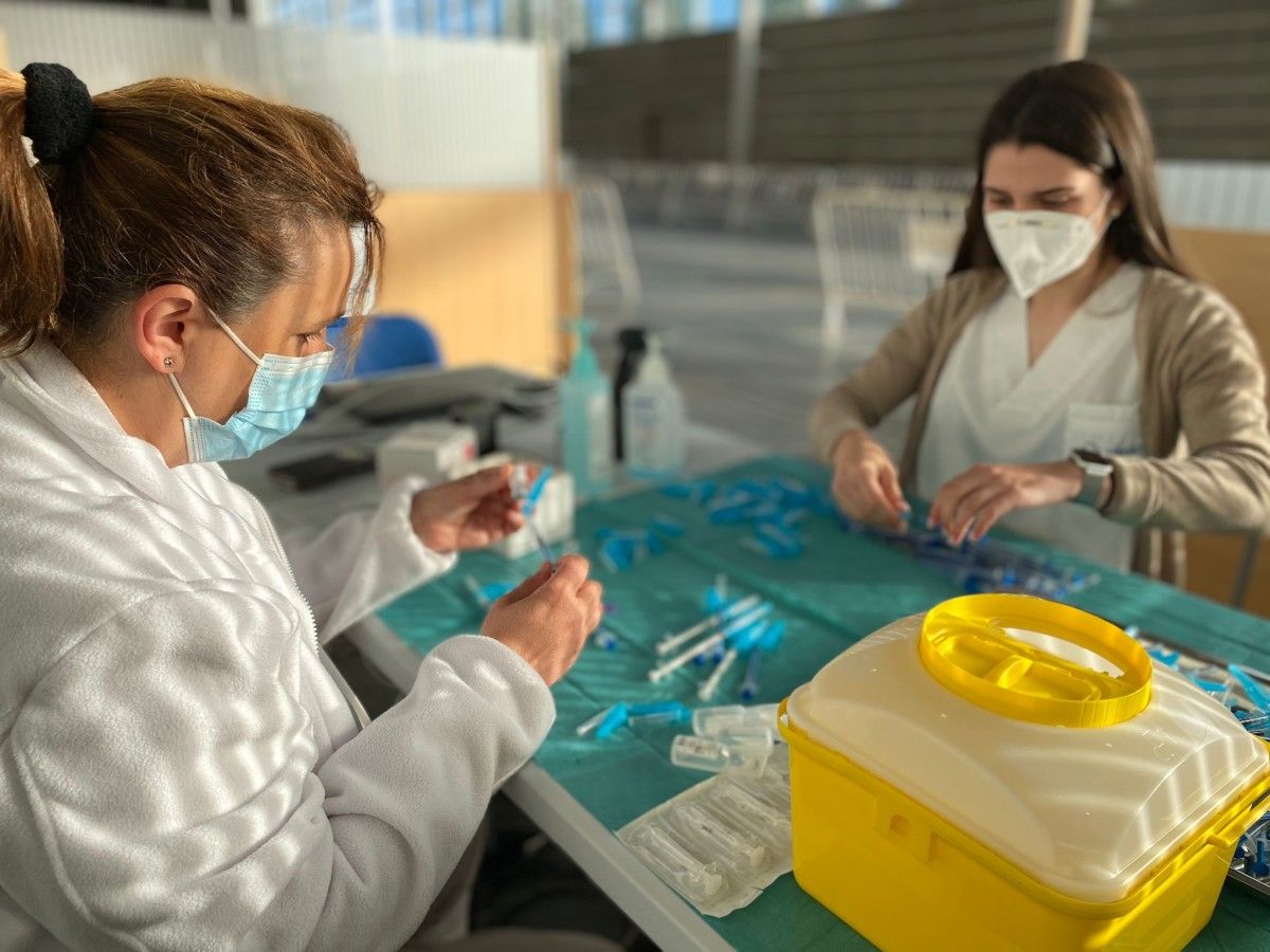 Profesionales sanitarias preparan las vacunas para su suministración este martes 11 en el Recinto Feiral