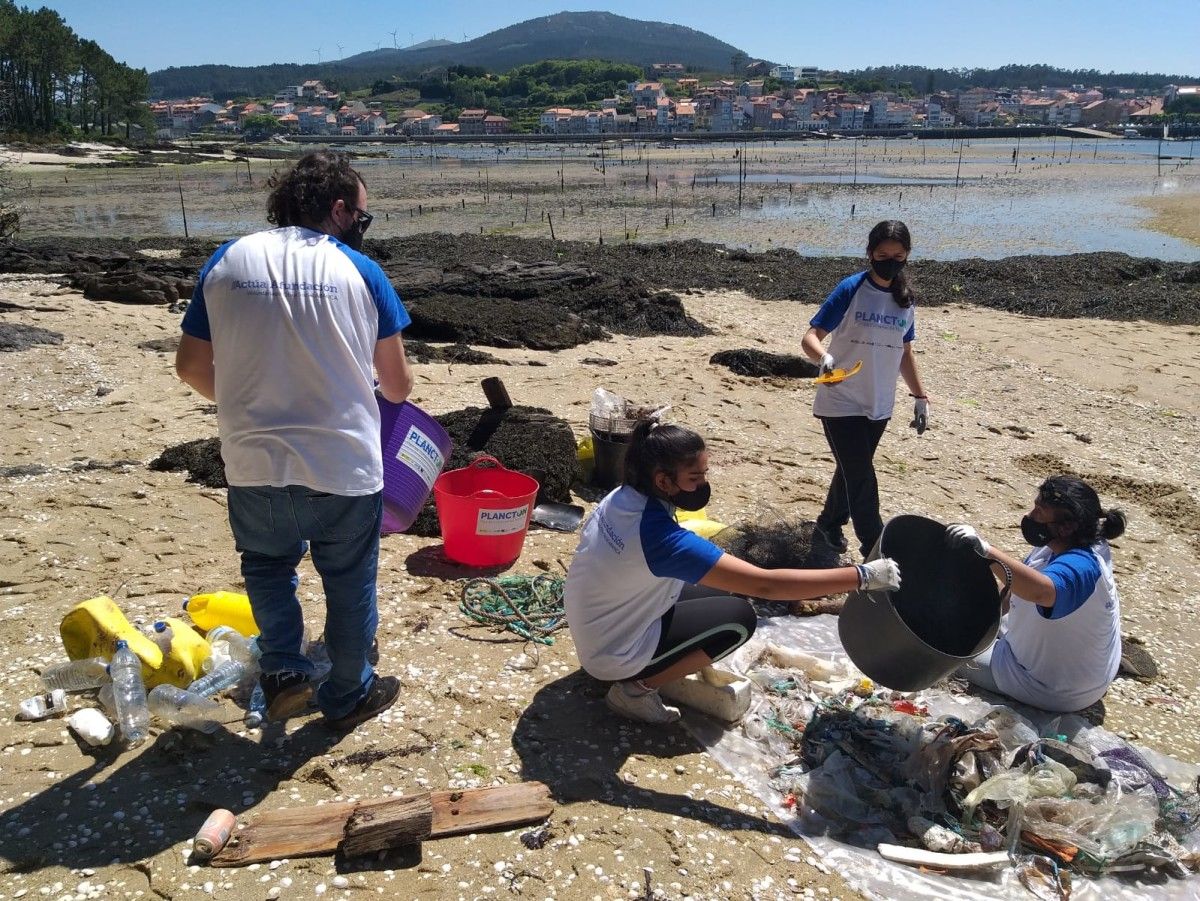 Limpieza de residuos marinos en Cortegagda