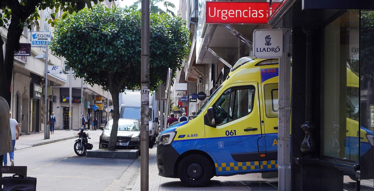 Ambulancia en la entrada de urgencias del Hospital Domínguez