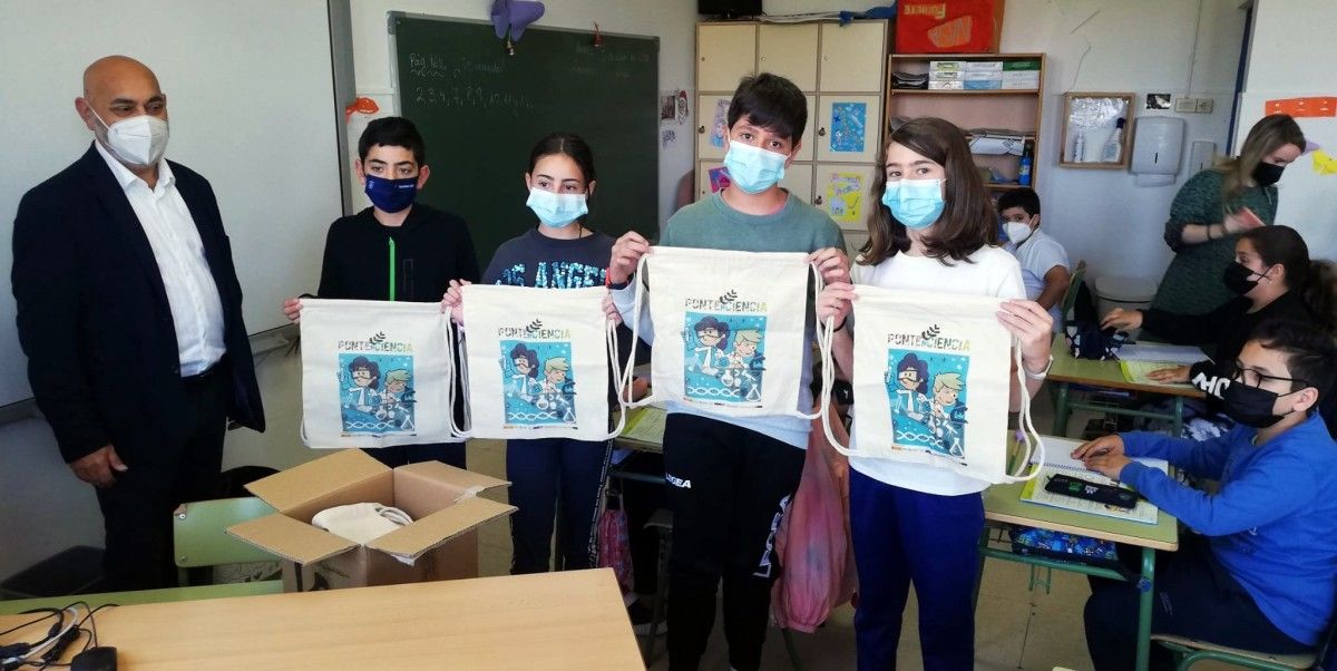 Regalos diseñados por Polo Correo do Vento para los escolares que participan en Pontenciencia