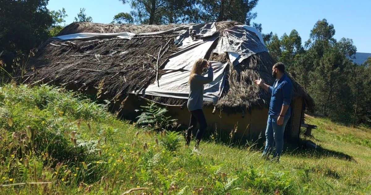 Paloma Castro y Adrián Vidal en el Parque Arqueológico de Arte Rupestre de Campo Lameiro 