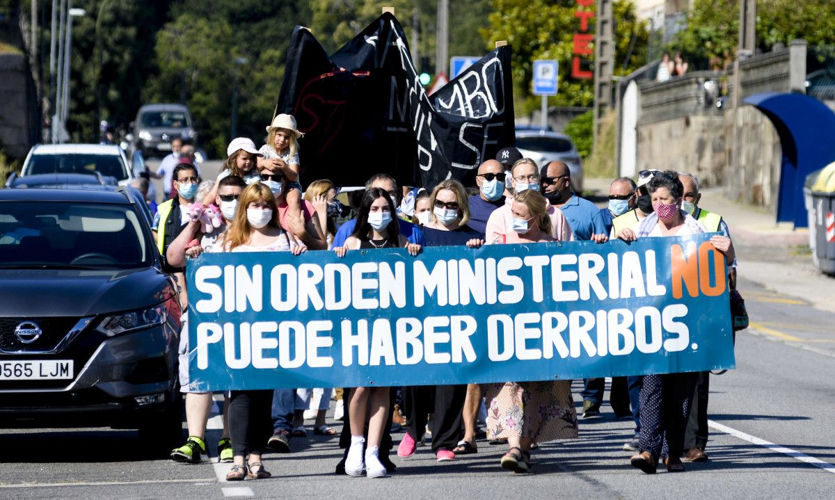 Protesta contra a derriba dos chalés de Mar de Tambo