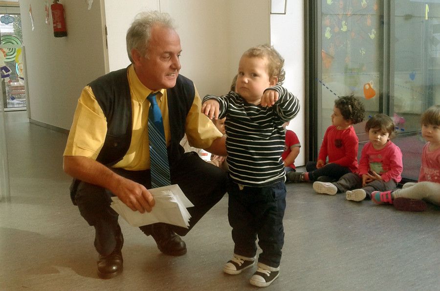 El cartero visita la Escuela Infantil de la Xunta